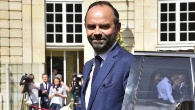 தனது கட்சியில் இல்லாத ஒருவரை பிரதமராக தேர்ந்தெடுத்த மக்ரோங்