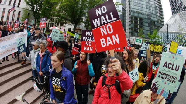 டிரம்பின் பயண தடை தொடர்பான நிறைவேற்று உத்தரவின் முக்கிய பாகங்களை சுப்ரீம் கோர்ட் அனுமதித்தது