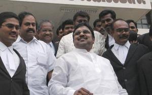 இரட்டை இலை சின்னத்திற்கு லஞ்சம் கொடுக்க முயன்றதாக தொடரப்பட்ட வழக்கில் குற்றப்பத்திரிகை தாக்கல்