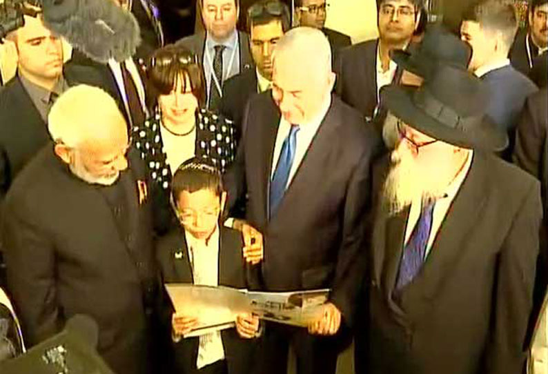 மும்பை பயங்கரவாத தாக்குதலில் உயிர் தப்பிய இந்திய சிறுவனை சந்தித்து பேசினார் மோடி