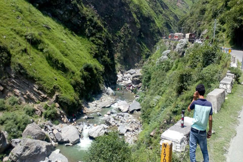 பஸ் பள்ளத்தில் கவிழ்ந்து 16 அமர்நாத் திருப்பயணிகள் பலி