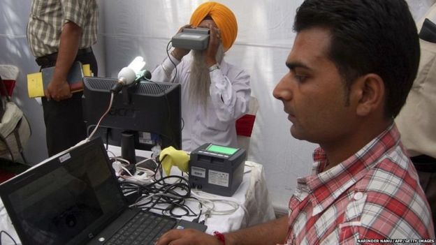 ஆதார் அட்டை: பிரத்யேக தகவல்கள் அரசு வலைதளத்தில் கசிந்தன