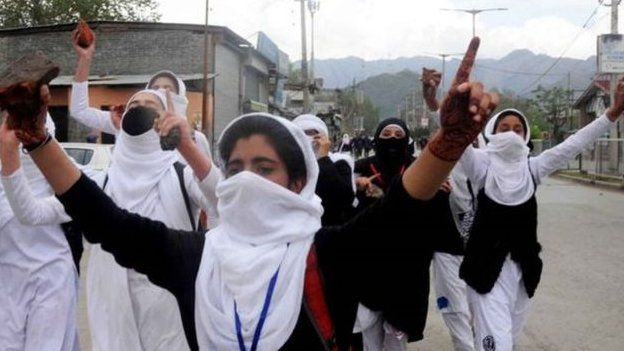 காஷ்மீர் பள்ளத்தாக்கில் ஒரு மாத காலம் இணையதள தொடர்பு நிறுத்தம்: மாநில அரசு அறிவிப்பு