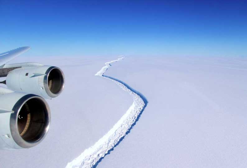 அண்டார்டிகாவில் டிரில்லியன் டன் எடையுள்ள பனிப்பாறை தனியாக பிளந்து மிதக்கிறது