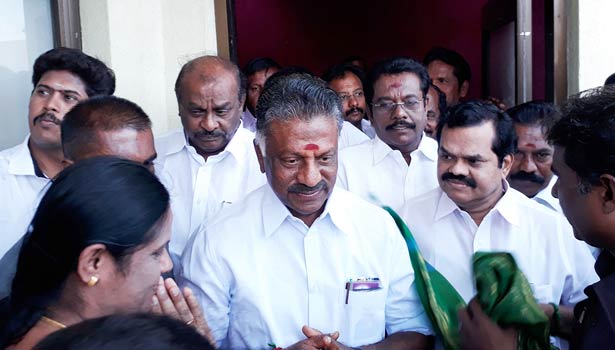 திருச்சி விமான நிலையத்தில் ஓ.பி.எஸ். - ஐ தாக்க முயற்சி