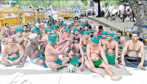 தமிழக விவசாயிகள் பாதி மொட்டை அடித்துப் போராட்டம்