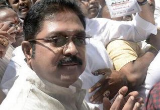 போலீசில் ஆஜராக டெல்லி சென்றார் டி.டி.வி.தினகரன்