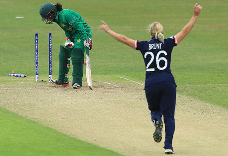 பெண்கள் உலக கோப்பை கிரிக்கெட்டில் இங்கிலாந்து அணி 377 ரன்கள் குவிப்பு