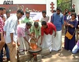 மோடியின் மாடு விற்பனை தடையை எதிர்த்து கேரளாவின் பல இடங்களில் மாட்டுக்கறி சாப்பிடும் போராட்டம்