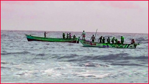 குளச்சல் அருகே படகு கடலில் கவிழ்ந்து 2 மீனவர்கள் சாவு