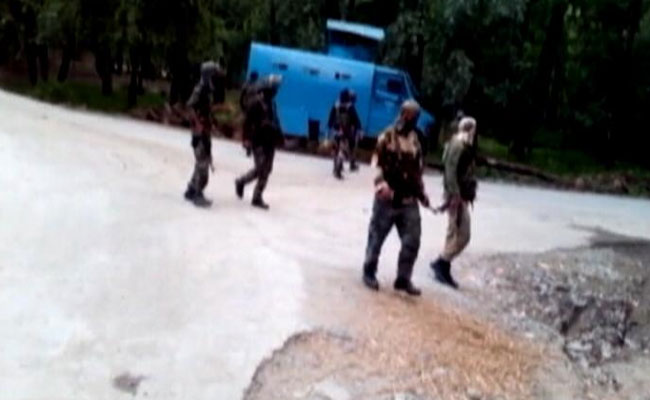 காஷ்மீரில் ஒரே நாளில் வெவ்வேறு இடங்களில் தீவிரவாத தாக்குதல் : பாதுகாப்பு படையினர் பலர் காயம்