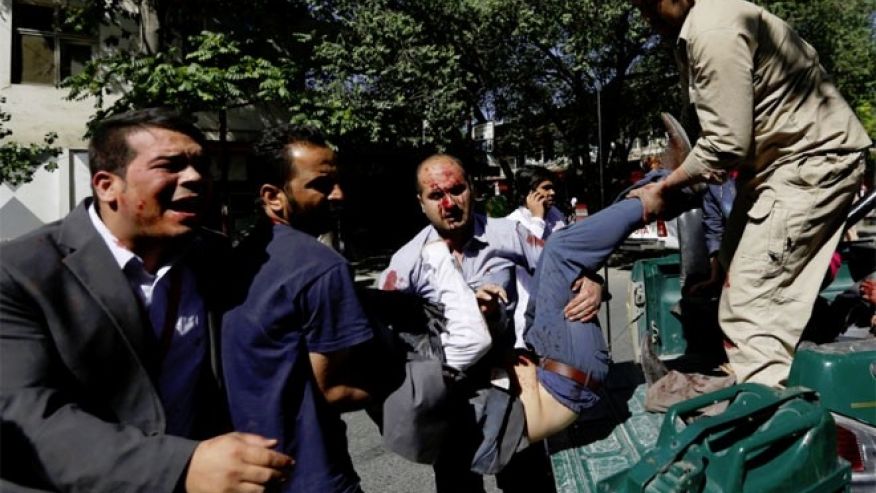 காபூல் குண்டுவெடிப்பு: தூதரகங்கள் அமைந்துள்ள  பகுதியில் குண்டுவெடிப்பு, 80 பேர் இறந்தனர், 350 பேர் காயமுற்றனர்