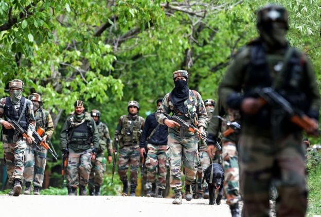 காஷ்மீரில் பயங்கரவாதிகள் சுட்டு கொலை :  பதற்றம்