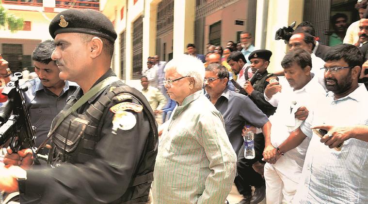 லாலு பிரசாத் யாதவ், அவரது மனைவி மற்றும் மகன் மீது சி.பி.ஐ. வழக்கு பதிவு