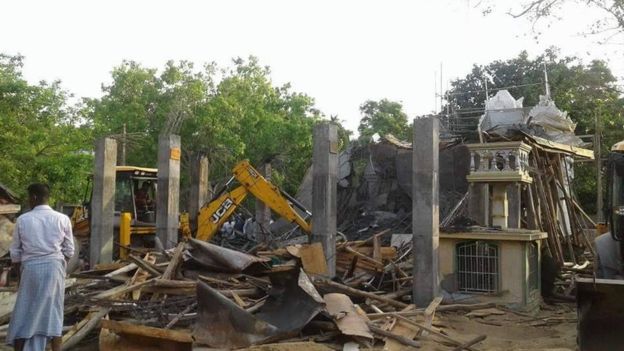 இலங்கையில் ஆலய கட்டுமானம் இடிந்து பலர் காயம்