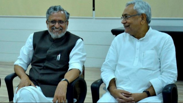 பீகார் டிராமா: முதல்வர் நிதீஷ் குமார் பதவி விலகினார், மீண்டும் பதவி ஏற்கிறார்; சுஷில் மோடி துணை முதல்வராகிறார்