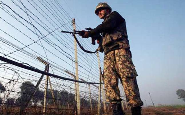 காஷ்மீர் எல்லையில் பாகிஸ்தான் ராணுவம் தொடர் தாக்குதல் காஷ்மீர் மக்கள் பீதி