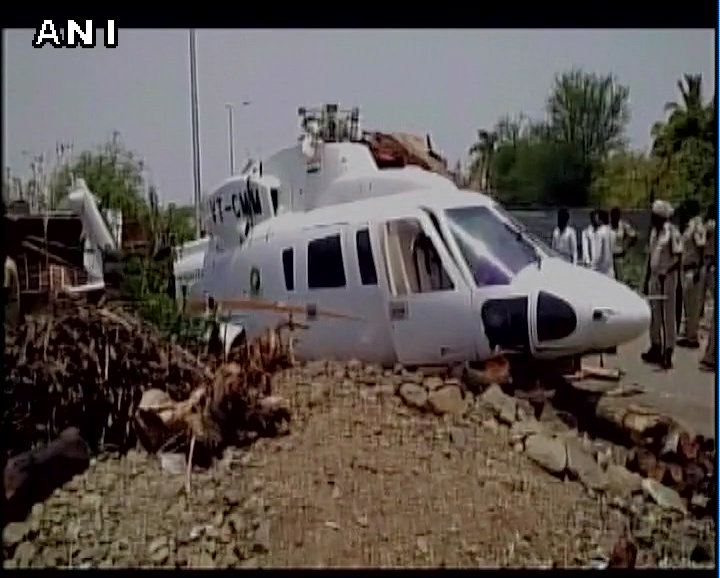 மகாராஷ்ட்ரா : முதல்வர் பட்நாவிஸ் சென்ற விமானம் விபத்து; மயிரிழையில் உயிர் தப்பினார்