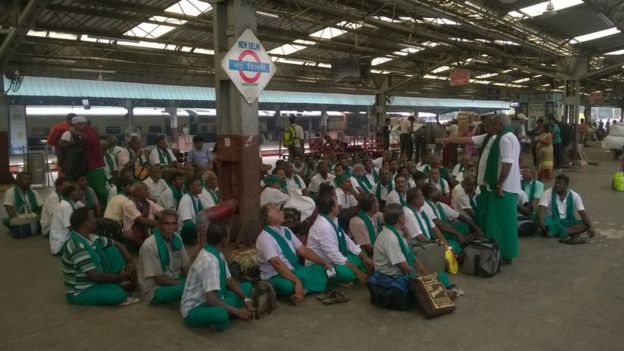 பிரதமர் மோடியின் வீட்டின் முன் போராட்டம் நடத்திய தமிழக விவசாயிகள் கைது