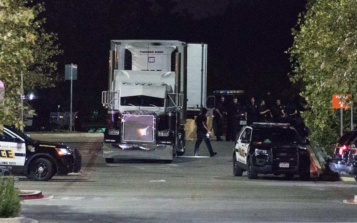 சான் ஆண்டோனியோ வால்மார்ட்டில் நின்ற லாரியில் 9 பேர் இறந்த நிலையில் மீட்பு